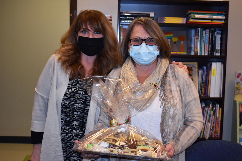 MaryBeth Napolitano and Patricia Wilson with a tray of Italian cookies